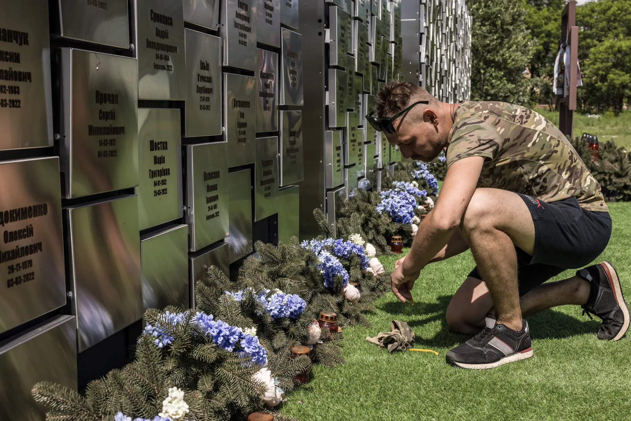 Минулого тижня Юрій Мельник запалив свічки біля пам’ятного знаку жертвам російської окупації у Бучі.